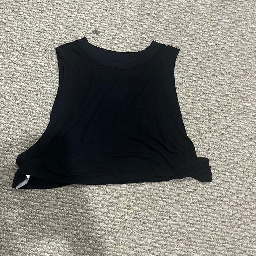 Black crop lululemon shirt